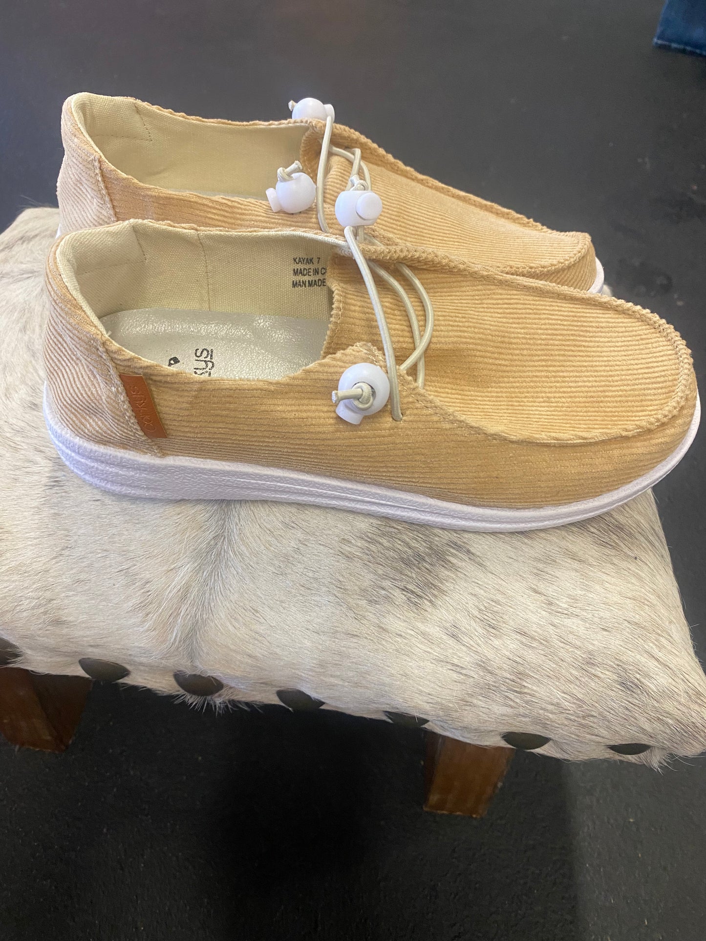 Corkys Kayak *Tan Corduroy